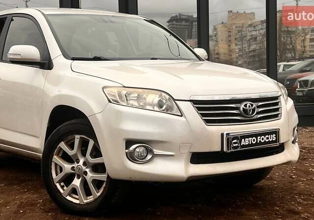 Белый Тойота РАВ 4, объемом двигателя 2 л и пробегом 147 тыс. км за 10990 $, фото 1 на Automoto.ua