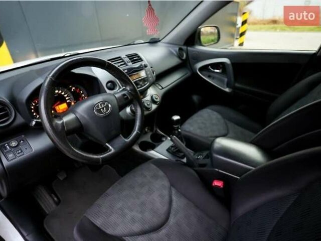 Білий Тойота РАВ 4, об'ємом двигуна 0 л та пробігом 253 тис. км за 6200 $, фото 9 на Automoto.ua