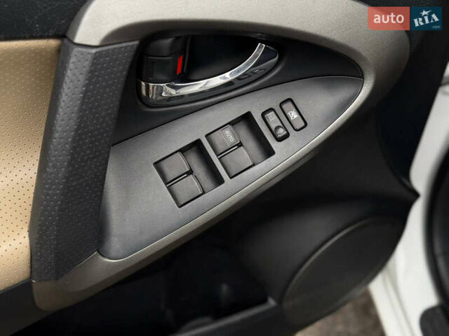 Білий Тойота РАВ 4, об'ємом двигуна 2 л та пробігом 173 тис. км за 12499 $, фото 4 на Automoto.ua