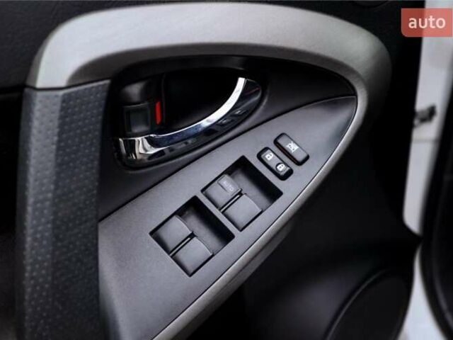 Білий Тойота РАВ 4, об'ємом двигуна 0 л та пробігом 253 тис. км за 6200 $, фото 14 на Automoto.ua