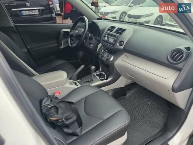 Белый Тойота РАВ 4, объемом двигателя 2.5 л и пробегом 191 тыс. км за 12500 $, фото 3 на Automoto.ua