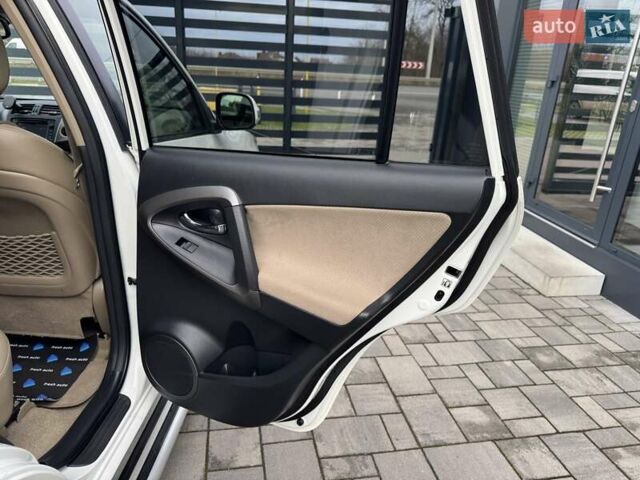 Білий Тойота РАВ 4, об'ємом двигуна 2 л та пробігом 297 тис. км за 14900 $, фото 30 на Automoto.ua