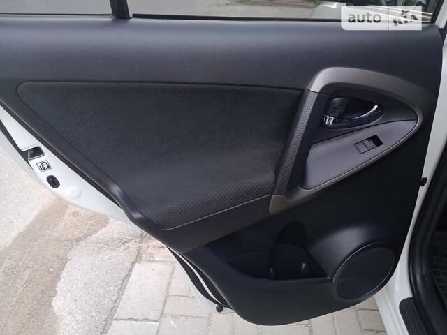 Білий Тойота РАВ 4, об'ємом двигуна 2 л та пробігом 130 тис. км за 14500 $, фото 57 на Automoto.ua