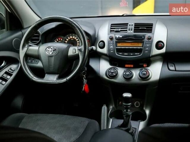 Білий Тойота РАВ 4, об'ємом двигуна 0 л та пробігом 253 тис. км за 6200 $, фото 16 на Automoto.ua