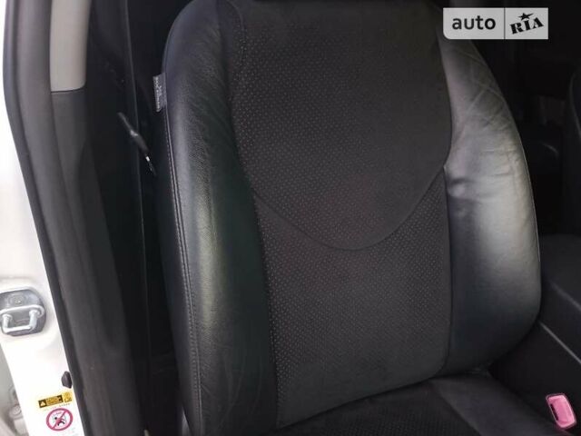Білий Тойота РАВ 4, об'ємом двигуна 2 л та пробігом 130 тис. км за 14500 $, фото 51 на Automoto.ua