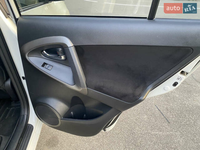 Тойота РАВ 4 2012 в Киеве на Automoto.ua Белый Тойота РАВ 4, объемом двигателя 1.99 л и пробегом 125 тыс. км за 16500 $, фото 13 на Automoto.ua