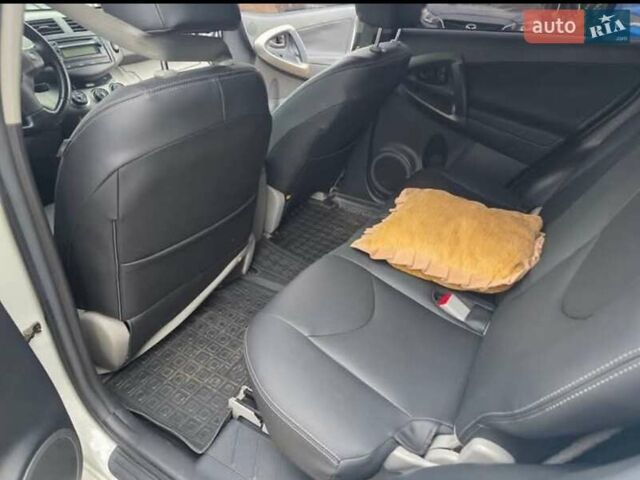 Белый Тойота РАВ 4, объемом двигателя 2.5 л и пробегом 191 тыс. км за 12500 $, фото 10 на Automoto.ua