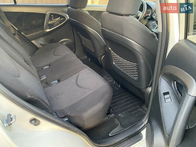 Тойота РАВ 4 2012 в Киеве на Automoto.ua Белый Тойота РАВ 4, объемом двигателя 1.99 л и пробегом 125 тыс. км за 16500 $, фото 12 на Automoto.ua