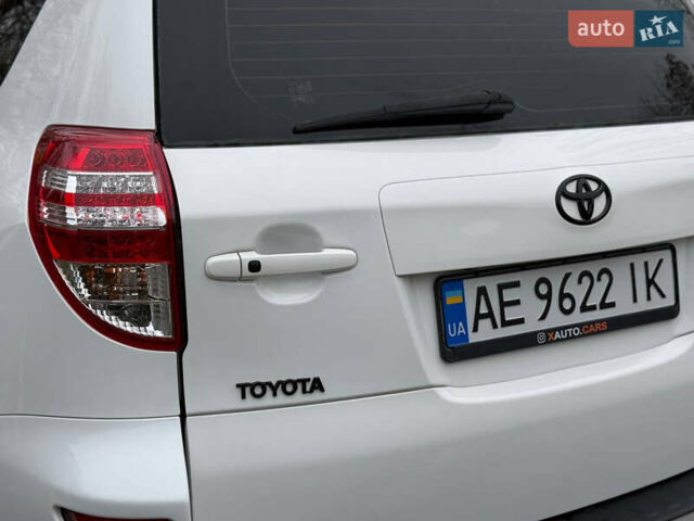 Білий Тойота РАВ 4, об'ємом двигуна 2 л та пробігом 173 тис. км за 12499 $, фото 3 на Automoto.ua