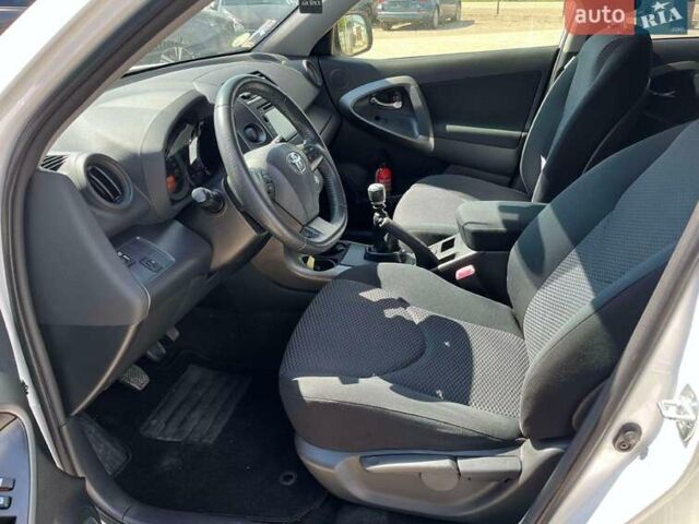 Белый Тойота РАВ 4, объемом двигателя 2.2 л и пробегом 269 тыс. км за 7800 $, фото 13 на Automoto.ua