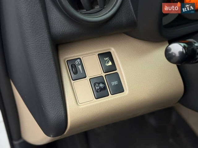 Білий Тойота РАВ 4, об'ємом двигуна 2 л та пробігом 173 тис. км за 12499 $, фото 5 на Automoto.ua