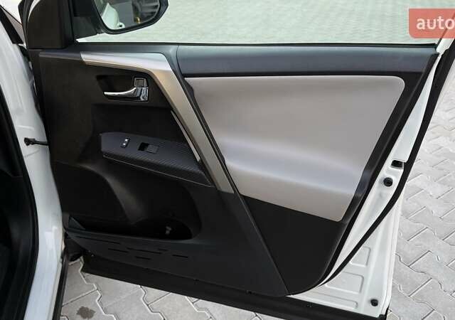 Тойота РАВ 4 2013 в Тернополе на Automoto.ua Белый Тойота РАВ 4, объемом двигателя 2.49 л и пробегом 169 тыс. км за 15999 $, фото 35 на Automoto.ua