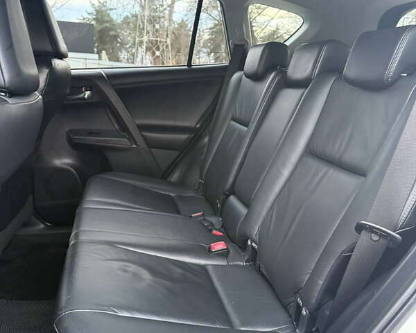 Білий Тойота РАВ 4, об'ємом двигуна 2.5 л та пробігом 195 тис. км за 17300 $, фото 8 на Automoto.ua