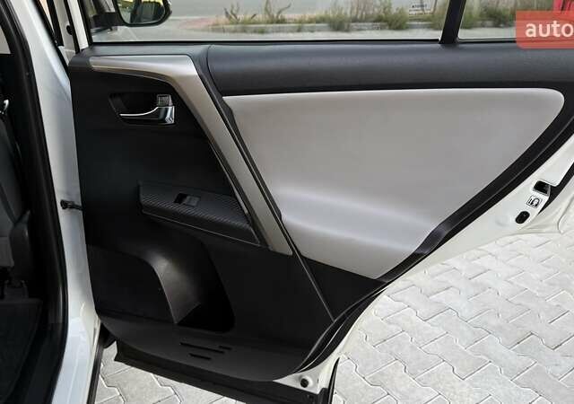 Тойота РАВ 4 2013 в Тернополе на Automoto.ua Белый Тойота РАВ 4, объемом двигателя 2.49 л и пробегом 169 тыс. км за 15999 $, фото 33 на Automoto.ua