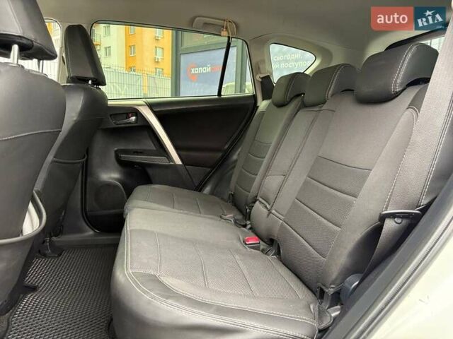 Білий Тойота РАВ 4, об'ємом двигуна 1.99 л та пробігом 135 тис. км за 16500 $, фото 15 на Automoto.ua