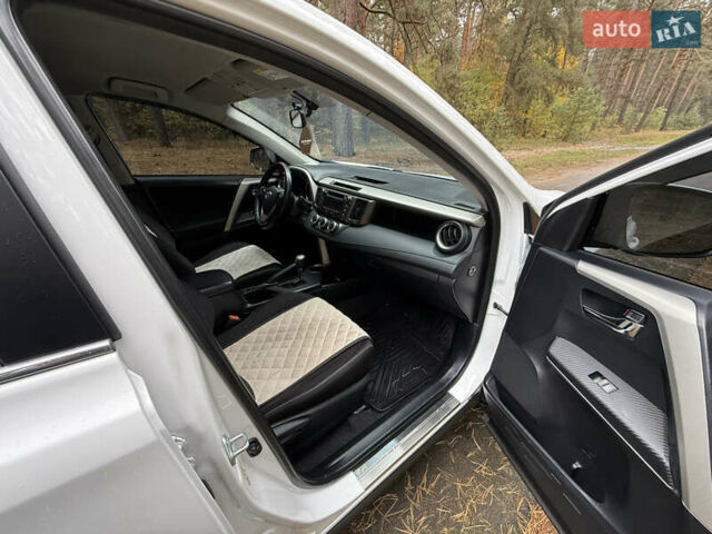 Тойота РАВ 4 2013 у Києві на Automoto.ua Білий Тойота РАВ 4, об'ємом двигуна 2 л та пробігом 192 тис. км за 16800 $, фото 35 на Automoto.ua