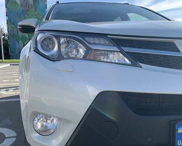 Белый Тойота РАВ 4, объемом двигателя 2.5 л и пробегом 139 тыс. км за 19000 $, фото 4 на Automoto.ua