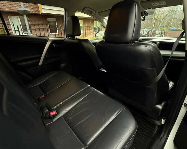 Білий Тойота РАВ 4, об'ємом двигуна 2.23 л та пробігом 250 тис. км за 15500 $, фото 6 на Automoto.ua