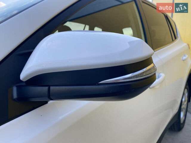 Білий Тойота РАВ 4, об'ємом двигуна 2.23 л та пробігом 158 тис. км за 15400 $, фото 8 на Automoto.ua