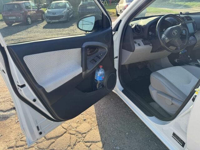 Білий Тойота РАВ 4, об'ємом двигуна 0 л та пробігом 158 тис. км за 9400 $, фото 5 на Automoto.ua