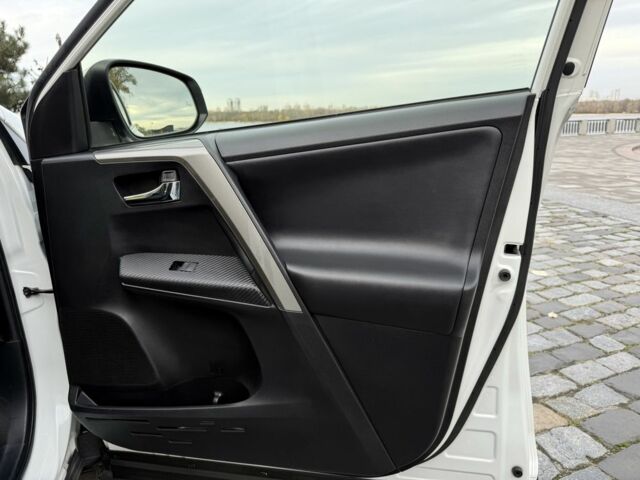 Белый Тойота РАВ 4, объемом двигателя 2 л и пробегом 96 тыс. км за 17800 $, фото 11 на Automoto.ua