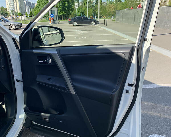 Тойота РАВ 4 2013 в Харькове на Automoto.ua Белый Тойота РАВ 4, объемом двигателя 2.5 л и пробегом 139 тыс. км за 20500 $, фото 12 на Automoto.ua