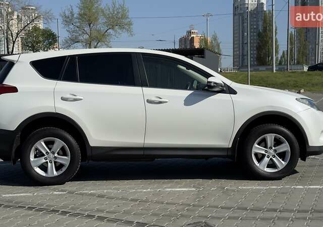 Тойота РАВ 4 2013 в Киеве на Automoto.ua Белый Тойота РАВ 4, объемом двигателя 2.5 л и пробегом 133 тыс. км за 22500 $, фото 7 на Automoto.ua