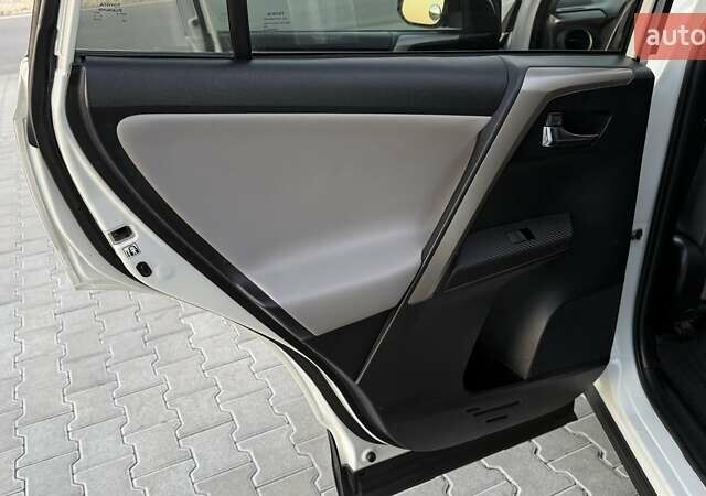 Тойота РАВ 4 2013 в Тернополе на Automoto.ua Белый Тойота РАВ 4, объемом двигателя 2.49 л и пробегом 169 тыс. км за 15999 $, фото 24 на Automoto.ua