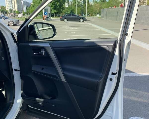 Белый Тойота РАВ 4, объемом двигателя 2.5 л и пробегом 139 тыс. км за 19000 $, фото 11 на Automoto.ua