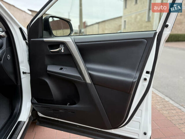 Белый Тойота РАВ 4, объемом двигателя 2.5 л и пробегом 79 тыс. км за 19200 $, фото 37 на Automoto.ua