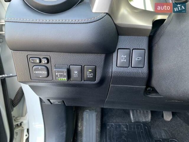 Белый Тойота РАВ 4, объемом двигателя 2.5 л и пробегом 139 тыс. км за 19000 $, фото 12 на Automoto.ua