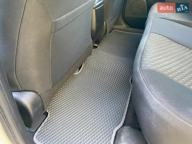 Білий Тойота РАВ 4, об'ємом двигуна 2.23 л та пробігом 158 тис. км за 15400 $, фото 41 на Automoto.ua