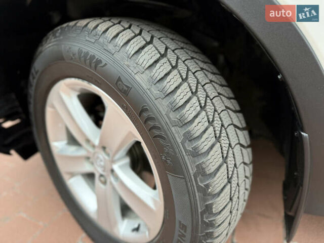 Белый Тойота РАВ 4, объемом двигателя 2.5 л и пробегом 79 тыс. км за 19200 $, фото 31 на Automoto.ua