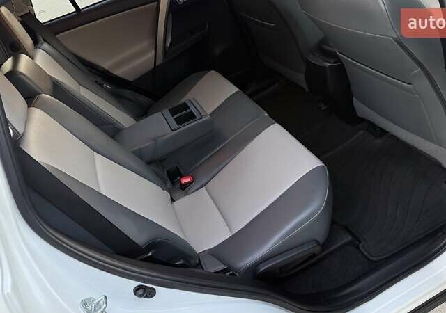 Тойота РАВ 4 2013 в Тернополе на Automoto.ua Белый Тойота РАВ 4, объемом двигателя 2.49 л и пробегом 169 тыс. км за 15999 $, фото 34 на Automoto.ua