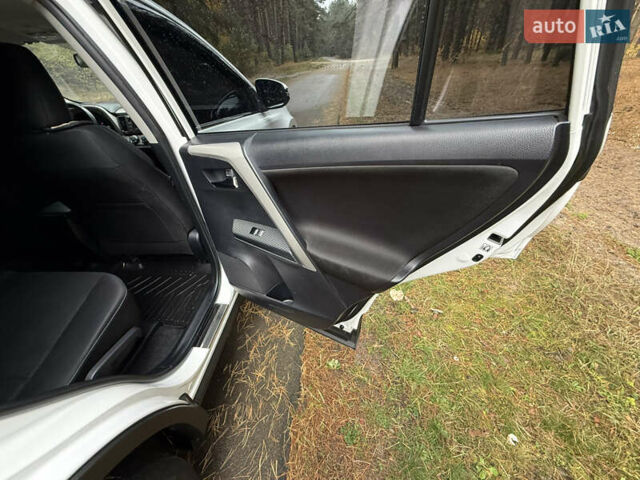Тойота РАВ 4 2013 у Києві на Automoto.ua Білий Тойота РАВ 4, об'ємом двигуна 2 л та пробігом 192 тис. км за 16800 $, фото 37 на Automoto.ua