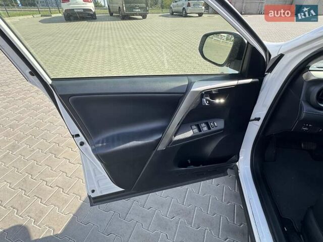 Білий Тойота РАВ 4, об'ємом двигуна 1.99 л та пробігом 215 тис. км за 14000 $, фото 11 на Automoto.ua