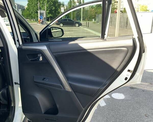 Белый Тойота РАВ 4, объемом двигателя 2.5 л и пробегом 139 тыс. км за 19000 $, фото 22 на Automoto.ua