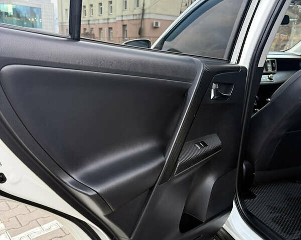 Білий Тойота РАВ 4, об'ємом двигуна 2.5 л та пробігом 195 тис. км за 17300 $, фото 17 на Automoto.ua
