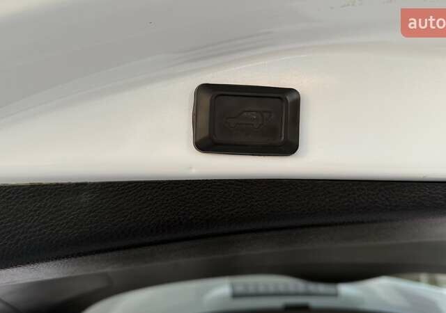 Тойота РАВ 4 2013 в Тернополе на Automoto.ua Белый Тойота РАВ 4, объемом двигателя 2.49 л и пробегом 169 тыс. км за 15999 $, фото 30 на Automoto.ua