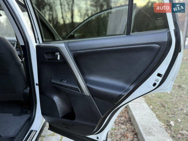 Белый Тойота РАВ 4, объемом двигателя 2 л и пробегом 98 тыс. км за 18200 $, фото 28 на Automoto.ua