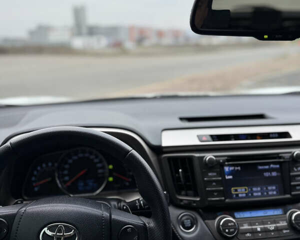 Білий Тойота РАВ 4, об'ємом двигуна 2.23 л та пробігом 220 тис. км за 17200 $, фото 11 на Automoto.ua