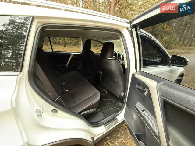Тойота РАВ 4 2013 у Києві на Automoto.ua Білий Тойота РАВ 4, об'ємом двигуна 2 л та пробігом 192 тис. км за 16800 $, фото 36 на Automoto.ua