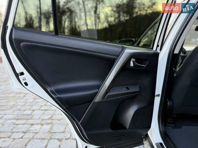 Белый Тойота РАВ 4, объемом двигателя 2 л и пробегом 98 тыс. км за 18200 $, фото 25 на Automoto.ua