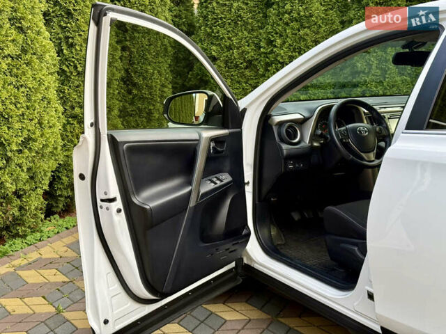 Белый Тойота РАВ 4, объемом двигателя 2 л и пробегом 216 тыс. км за 14999 $, фото 13 на Automoto.ua