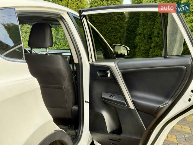 Белый Тойота РАВ 4, объемом двигателя 2 л и пробегом 216 тыс. км за 14999 $, фото 20 на Automoto.ua