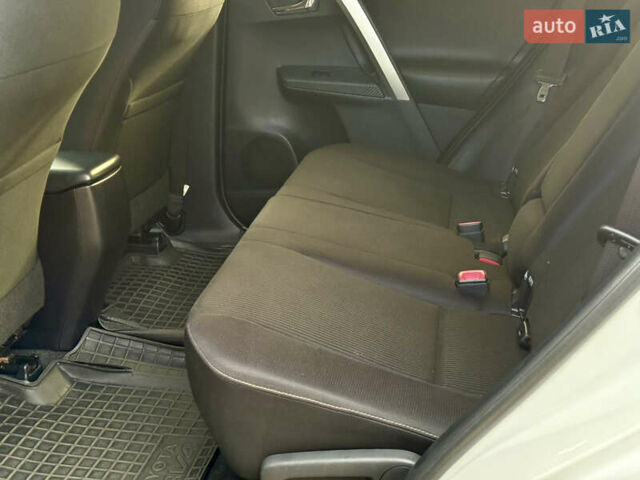 Белый Тойота РАВ 4, объемом двигателя 2 л и пробегом 216 тыс. км за 14999 $, фото 19 на Automoto.ua