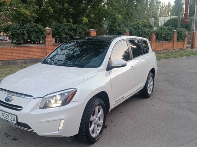 Белый Тойота РАВ 4, объемом двигателя 0 л и пробегом 190 тыс. км за 12000 $, фото 1 на Automoto.ua