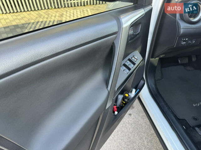 Білий Тойота РАВ 4, об'ємом двигуна 2.2 л та пробігом 215 тис. км за 15800 $, фото 7 на Automoto.ua