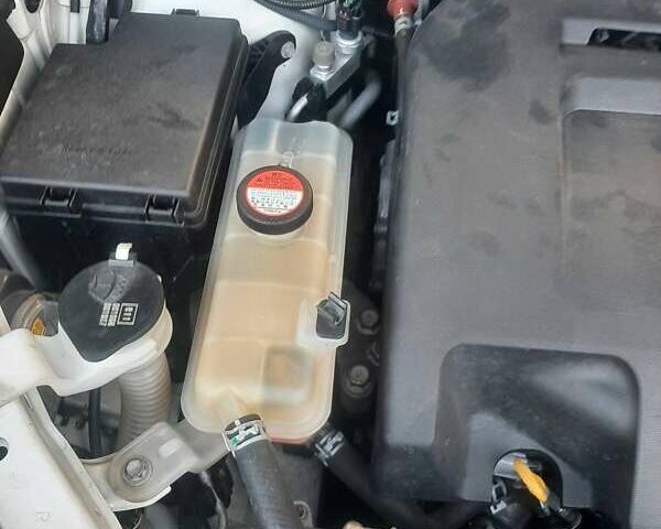 Білий Тойота РАВ 4, об'ємом двигуна 2.2 л та пробігом 235 тис. км за 17500 $, фото 3 на Automoto.ua