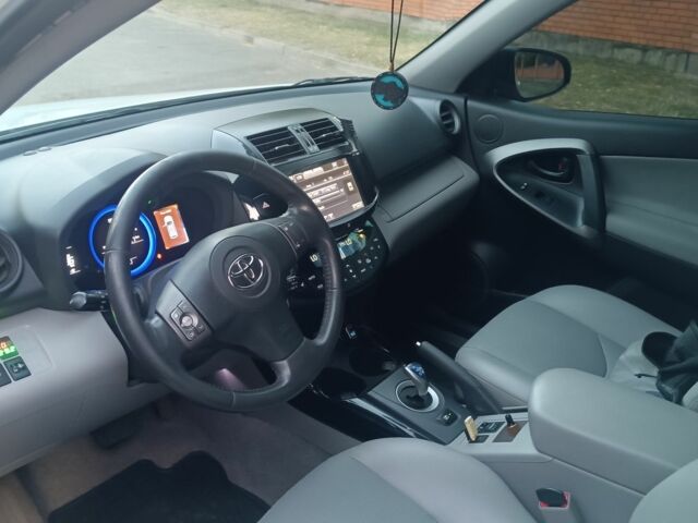 Белый Тойота РАВ 4, объемом двигателя 0 л и пробегом 190 тыс. км за 12000 $, фото 7 на Automoto.ua